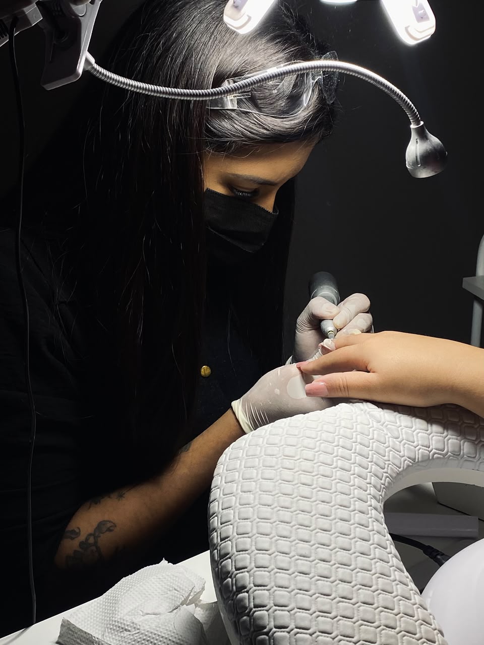 Samara Leal atendendo uma cliente com micromotor, unhas em tom nude