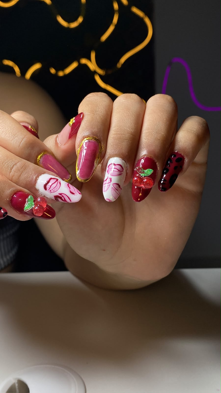Alongamentos com nail art: cerejas em 3D, estampas de lábios, moldura dourada e animal print